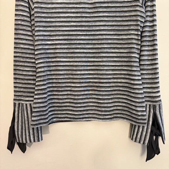 3/$10⚡️Laundry By Shelli Segal Black & Silver Bell Sleeve Turtleneck w Cutout - Picture 7 of 16